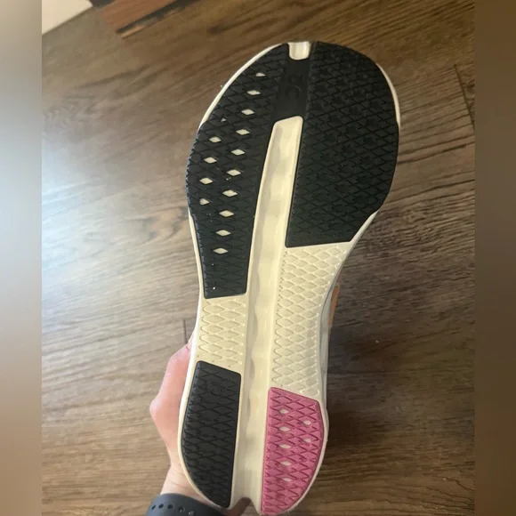 LIKE NEW Women’s On Cloud Cloudsurfer Next - Picture 6 of 10